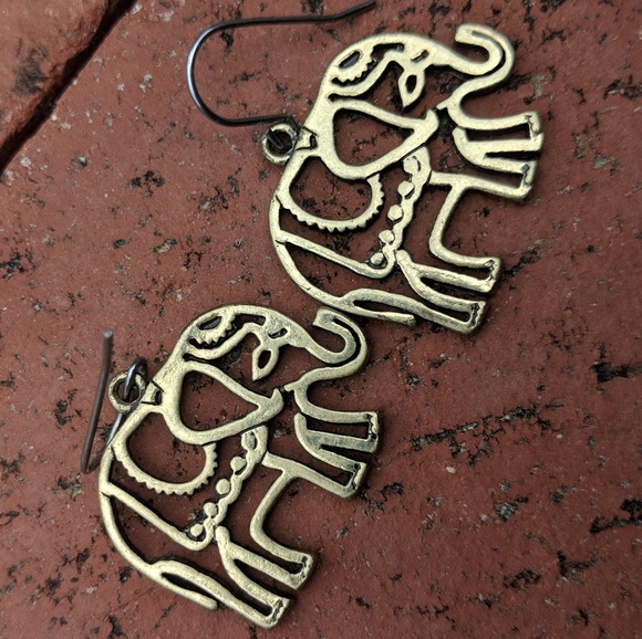 SALE โจ Little Brass Elephant Earrings - Picture 3 of 4